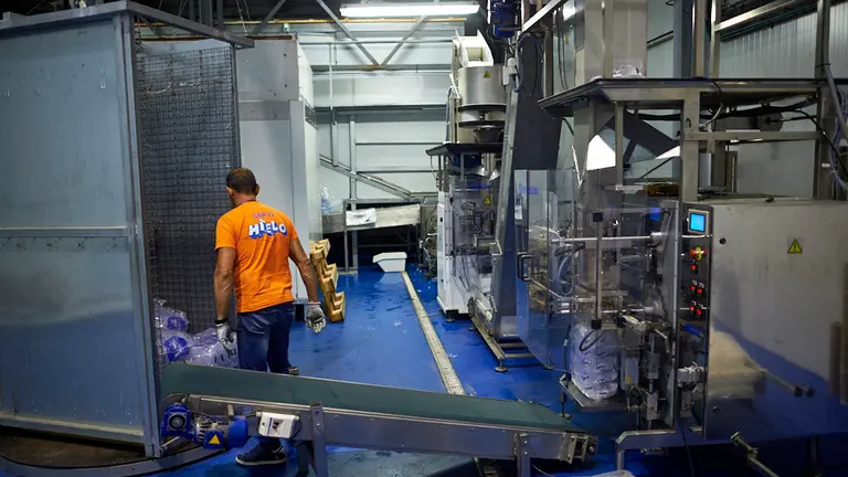 Fabrica de hielo 'Servi Hielo' en Puente la Reina. MIGUEL OSÉS