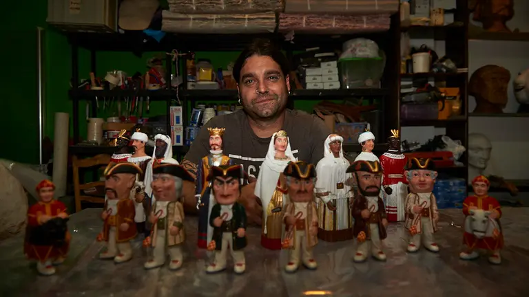 El fabricante de Gigantes y Cabezudos Platero, nos abre las puertas de su taller. MIGUEL OSÉS