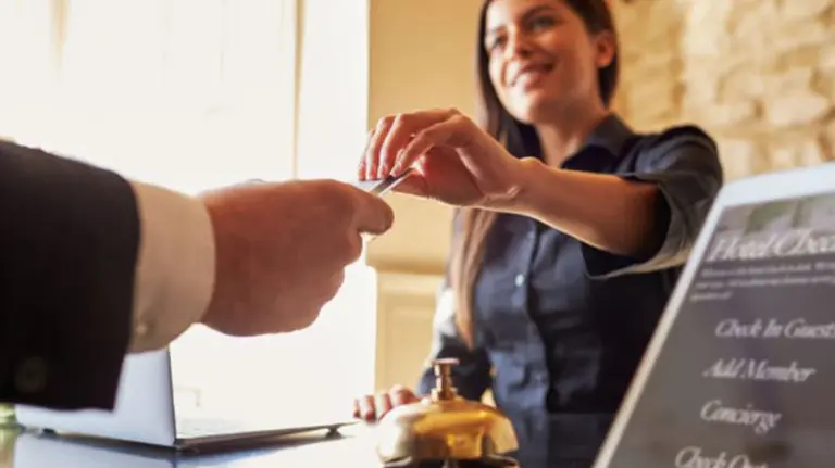 Un cliente en la recepción de un hotel ARCHIVO