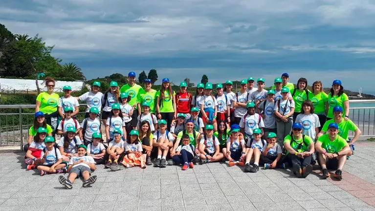 Niños y monitores en el campamento de verano organizado por ANADI CEDIDA
