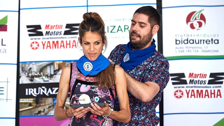 Maitane Melero, recibiendo el premio del Bombo y el pañuelo de la peña La Jarana. MIGUEL OSÉS