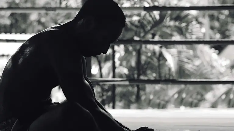 Un hombre estirando en un gimnasio ARCHIVO