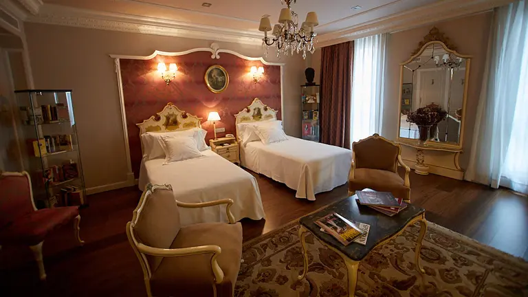 Hotel 'La Perla' en la Plaza del Castillo de Pamplona. IÑIGO ALZUGARAY