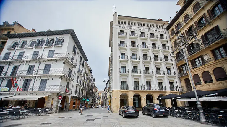 Hotel 'La Perla' en la Plaza del Castillo de Pamplona. IÑIGO ALZUGARAY