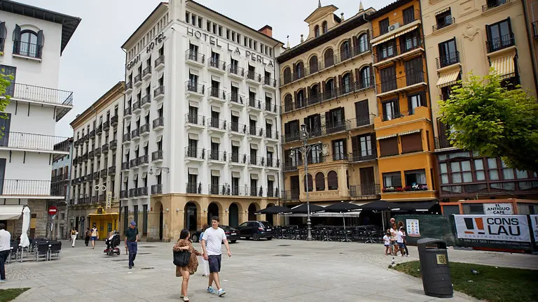 Hotel 'La Perla' en la Plaza del Castillo de Pamplona. IÑIGO ALZUGARAY