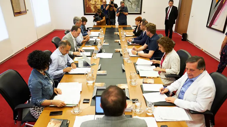 Mesa y junta de portavoces en el Parlamento de Navarra. PABLO LASAOSA 7