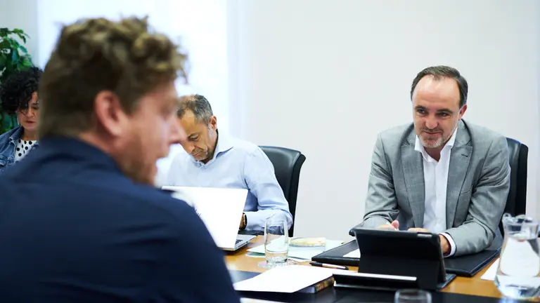 Mesa y junta de portavoces en el Parlamento de Navarra. PABLO LASAOSA 8