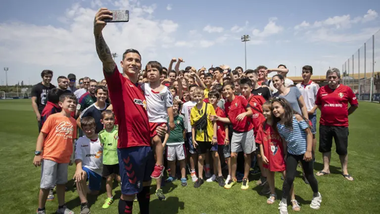 Chimy Ávila, el último refuerzo de Osasuna, se saca una foto con los aficionados que han acudido a Tajonar para presenciar su presentación. OSASUNA