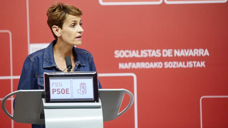 La secretaria general del PSN, María Chivite, y la secretaria general de Pamplona, Maite Esporrín, intervienen en un aperitivo presanferminero. IÑIGO ALZUGARAY
