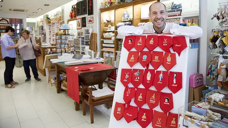 Tienda 'Bordados de Ayer y de Hoy' en la calle Navarro Villoslada de Pamplona. IÑIGO ALZUGARAY