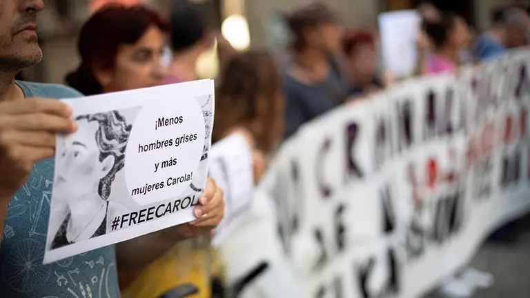GRAF7736. PAMPLONA 02/07/2019.- Diversos colectivos han denunciado en una concentración celebrada este martes en la plaza del Ayuntamiento de Pamplona la detención en Italia de Carola Rackete, capitana del barco Sea Watch 3 por atracar sin permiso en el puerto de Lampedusa ante una emergencia humanitaria. EFE/Villar López