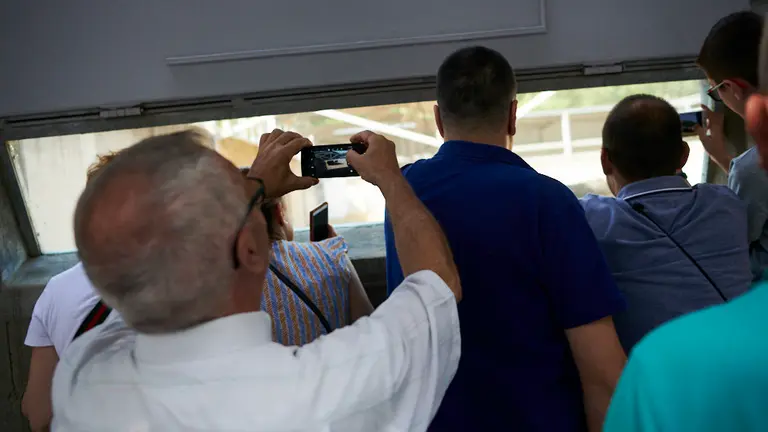 Jóvenes y mayores acceden a los Corralillos del Gas para ver a los toros antes de San Fermín 2019. PABLO LASAOSA 8