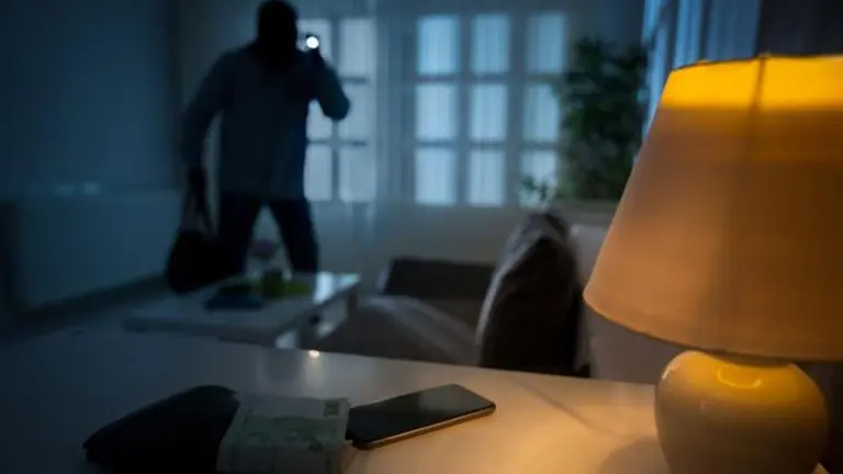Un ladrón robando dentro de una vivienda ARCHIVO