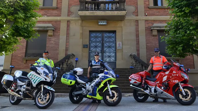 Imagen de agentes de Tráfico de la Guardia Civil, Policía Municipal de Pamplona y Policía Foral que colaborarán en una campaña especial de circulación con motivos de los Sanfermines CEDIDA