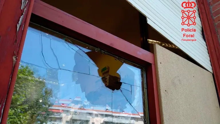 Ventana dañada en el Complejo Hospitalario de Navarra. POLICÍA FORAL