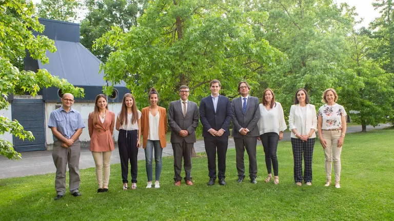 Pose de los premiados por sus trabajos de fin de grado