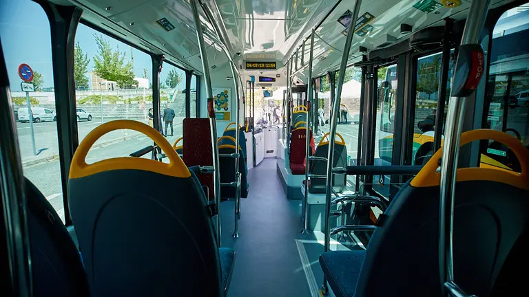 El presidente de la Mancomunidad de la Comarca de Pamplona, Aritz Ayesa, presenta los nuevos autobuses del Transporte Urbano Comarcal. IÑIGO ALZUGARAY