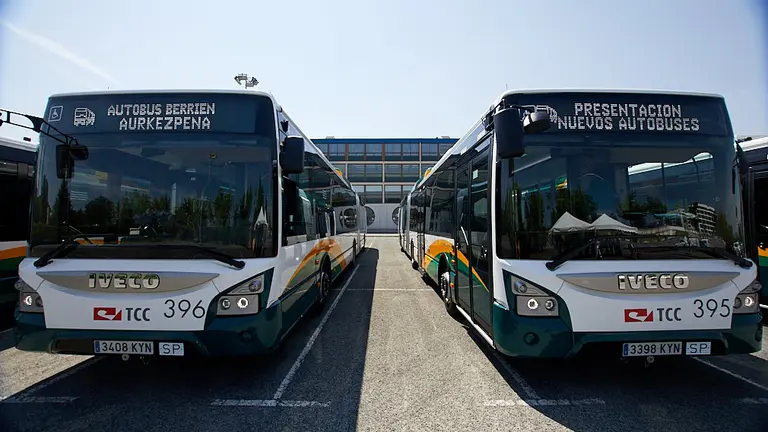 El presidente de la Mancomunidad de la Comarca de Pamplona, Aritz Ayesa, presenta los nuevos autobuses del Transporte Urbano Comarcal. IÑIGO ALZUGARAY