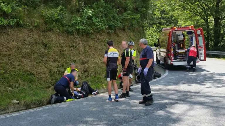 Accidente en Leiza donde un motorista ha colisionado con un camión hormigonera BOMBEROS