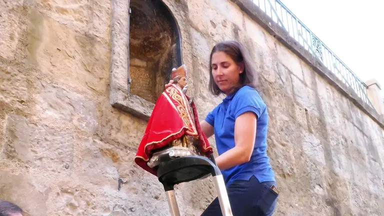 Retirada del santo de la hornacina de San Fermin en la cuesta de Santo Domingo
