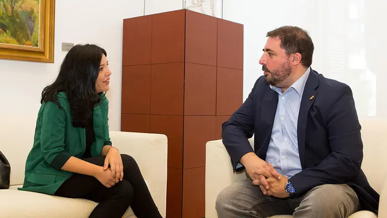 Imagen de la reunión entre Unai Hualde e Idoia Villanueva en el Parlamento de Navarra. EUROPA PRESS