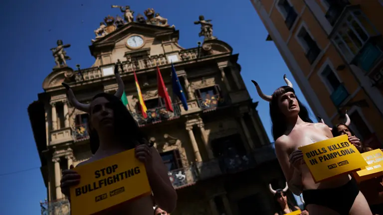 PETA y Anima Naturalis en su tradicional protesta el 5 de julio de 2019 en la plaza del Ayuntamiento de Pamplona. PABLO LASAOSA05