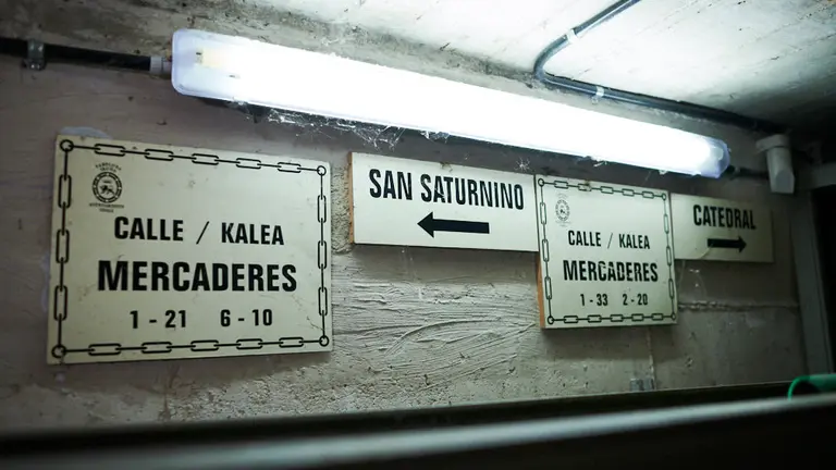 La unidad de subsuelo de Policía Nacional inspecciona los túneles subterráneos de Pamplona el día antes de que empieze San Fermín 2019. PABLO LASAOSA 10