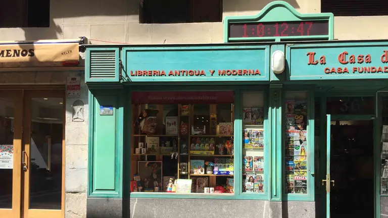 Exterior de la casa del libro en la calle estafeta junto al reloj de la cuenta atras para san fermin