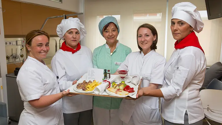 De izda. a dcha. Ainhoa Campos, Carmen Ramos, Elena Asiain, Laura
García y Patricia Ducar, profesionales del Área de Dietas de la Clínica Universidad de Navarra. CEDIDA