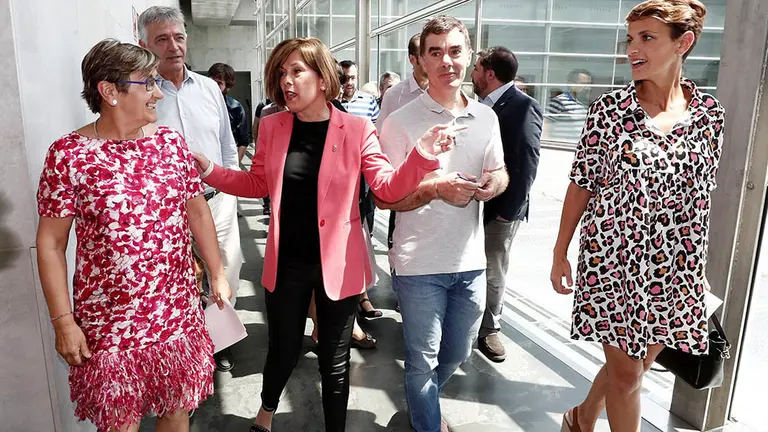 GRAFCAV6050. PAMPLONA (NAVARRA), 05/07/2019.- La portavoz del PSN, María Chivite (d), junto a Uxue Barkos (2i) de Geroa Bai, Eduardo Santos (2d) de Podemos y Marisa de Simón (i) de Izquierda-Ezkerra, al termino de la reunión mantenida este viernes donde han cerrado un preacuerdo de programa de gobierno "ambicioso, centrado en las personas", liderado por la socialista María Chivite, que para salir adelante precisa la abstención de EH Bildu. Así lo han señalado los portavoces al término de la reunión que, tras suspenderse anoche por su largo desarrollo, se ha retomado hoy con la intención compartida de cerrar un preacuerdo de programa de gobierno que culminaría en un pacto tras los sanfermines. EFE/ Jesús Diges