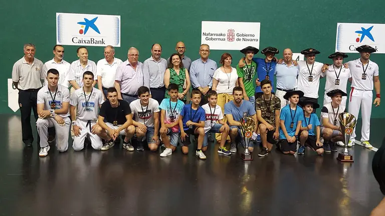 Pelotaris y organizadores de la final del Interpueblos posan en el frontón Labrit. @Pelota_mano.
