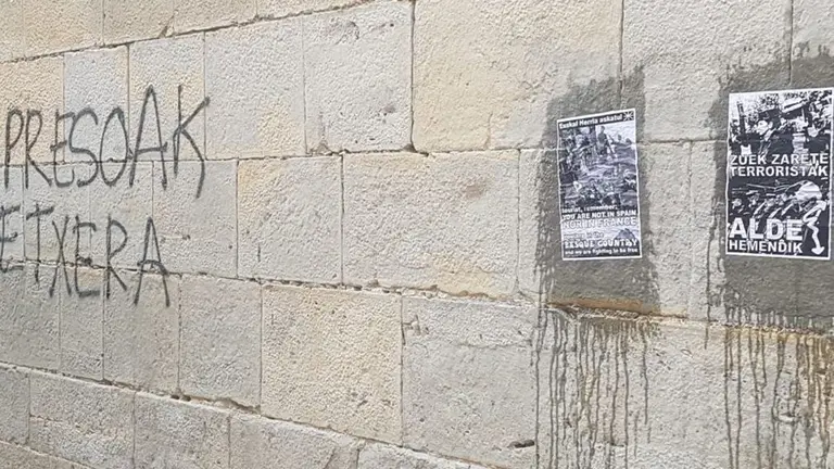 Pintadas y carteles en la iglesia de San Lorenzo CEDIDA