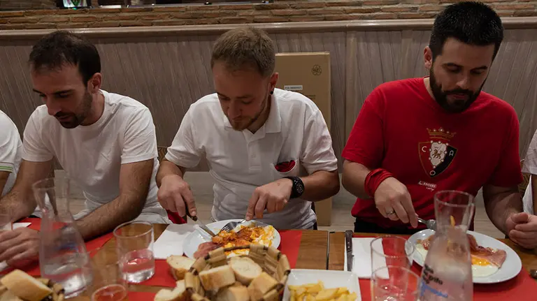 Almuerzos antes del Chupinazo que dará comienzo a las fiestas de San Fermín 2019. Maite H. Mateo