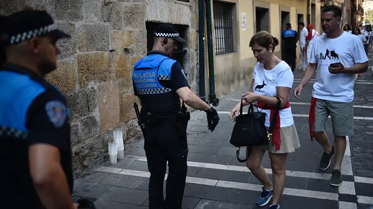Almuerzos previos al lanzamiento del Chupinazo de San Fermín en las calles de Pamplona MIGUEL OSÉS (2)