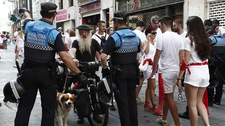 GR6007. PAMPLONA, 06/07/2019.- Efectivos de la Policía Municipal controlan el acceso a la Plaza del Ayuntamiento de Pamplona a disfrutar del lanzamiento del cohete anunciador de las fiestas de San Fermín 2019. La plaza del Ayuntamiento comienza a llenarse de gente vestida de blanco que espera en un ambiente festivo el lanzamiento del chupinazo que dará inicio a los Sanfermines. EFE/Jesús Diges
