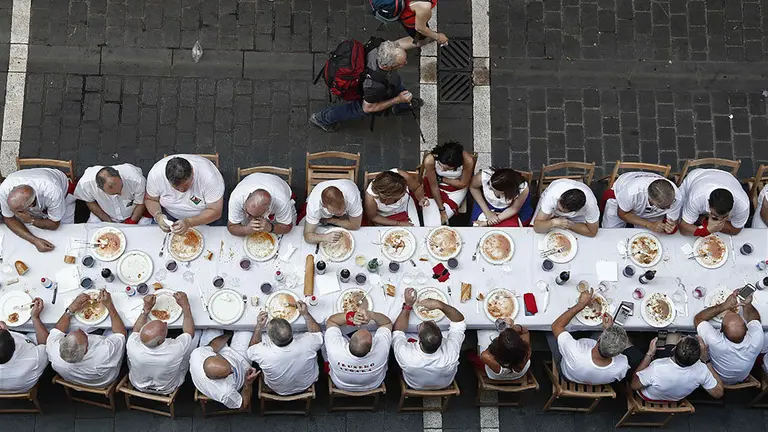 Almuerzo previo al lanzamiento del chupinazo que dará inicio a los Sanfermines. EFE