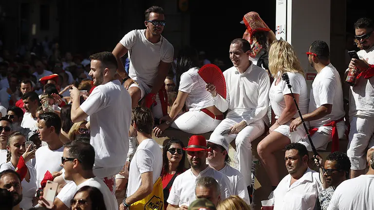 GR6011. PAMPLONA, 06/07/2019.- Ambiente previo al tradicional chupinazo con el que dan comienzo las fiestas de San Fermín 2019, este sábado en la Plaza del Ayuntamiento de Pamplona. EFE/Javier Lizón