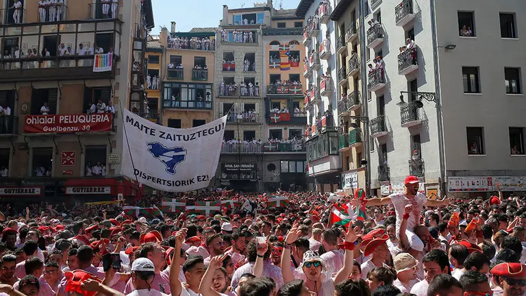 Varias personas viven los primeros momentos de San Fermín tras el Chupinazo. REUTERS