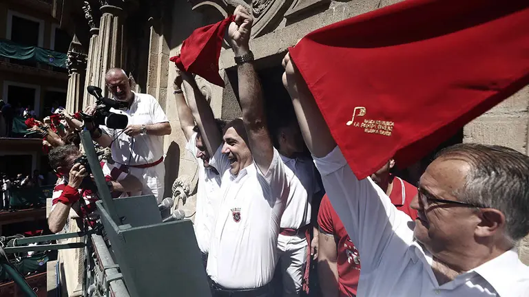 Jesús Garisoain (c), subdirector de la banda municipal de música La Pamplonesa, ha sido el encargado del lanzamiento del tradicional chupinazo con el que han dado comienzo las fiestas de San Fermín 2019. EFE/Javier Lizón