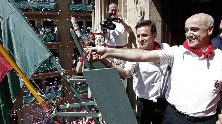 GR6025. PAMPLONA, 06/07/2019.- Jesús Garisoain (d), subdirector de la banda municipal de música 'La Pamplonesa', ha sido el encargado del lanzamiento del tradicional chupinazo con el que han dado comienzo las fiestas de San Fermín 2019. EFE/Jesús Diges