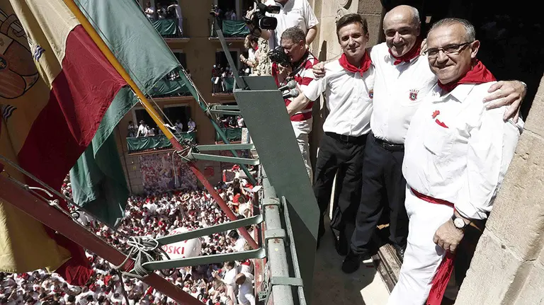 GR6074. PAMPLONA, 06/07/2019.- Jesús Garisoain (c), en representación de La Pamplonesa, ha sido el encargado de prender la mecha del cohete con el que han dado comienzo las fiestas de San Fermin 2019. En la imagen Garisoain, con el presidente de La Pamplonesa José Andres Palacios y el alcalde de Pamplona Enrique Maya (d) EFE/Jesús Diges
