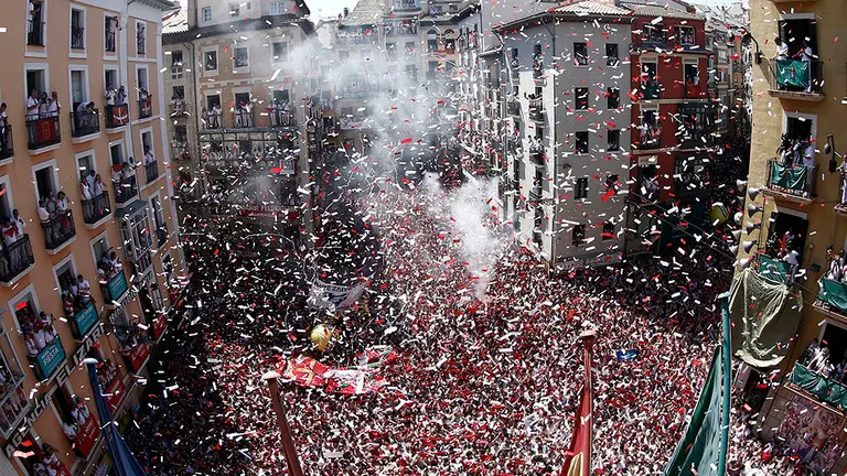 PAMPLONA (NAVARRA) 06-07-2019. Miles de personas se han dado cita este sábado en la Plaza del Ayuntamiento de Pamplona donde han festajado con el lanzamikento del tradicional chupinazo el inicio de las fiestas de San Fermin. ++++++POOL++++++EFE/Jesús Diges