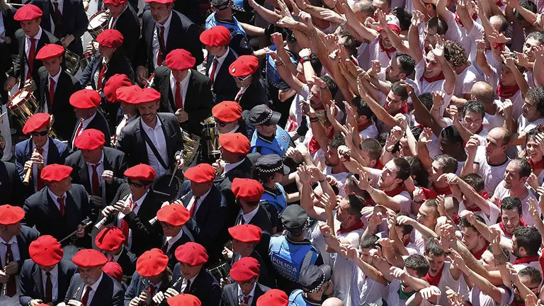 GR6098. PAMPLONA, 06/07/2019.- Miles de personas se han dado cita este sábado en la Plaza del Ayuntamiento de Pamplona donde han festajado con el lanzamikento del tradicional chupinazo el inicio de las fiestas de San Fermin. EFE/Jesús Diges