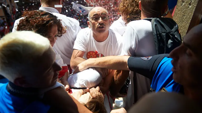 Bronca en el balcon de ayuntamiento de Pamplona tras el txupinazo. MIGUEL OSÉS