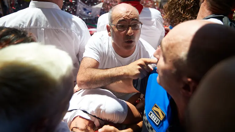 Bronca en el balcon de ayuntamiento de Pamplona tras el txupinazo. MIGUEL OSÉS