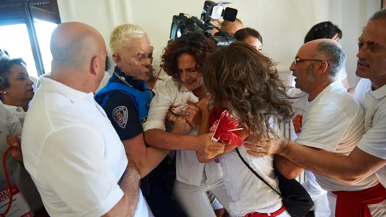 Bronca en el balcon de ayuntamiento de Pamplona tras el txupinazo. MIGUEL OSÉS