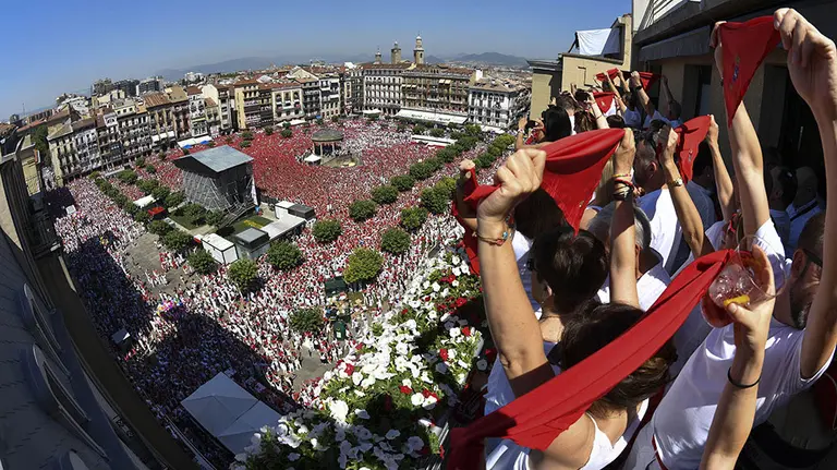 GR6104. PAMPLONA, 06/07/2019.- Miles de personas celebran el comienzo de las fiestas de San Fermín desde la Plaza del Castillo de Pamplona con el lanzamiento del tradicional "Chupinazo" desde el balcón de la Casa Consistorial. EFE/Daniel Fernández