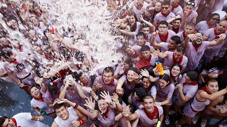 Ambiente por las calles de Pamplona tras el Chupinazo 2019. IÑIGO ALZUGARAY