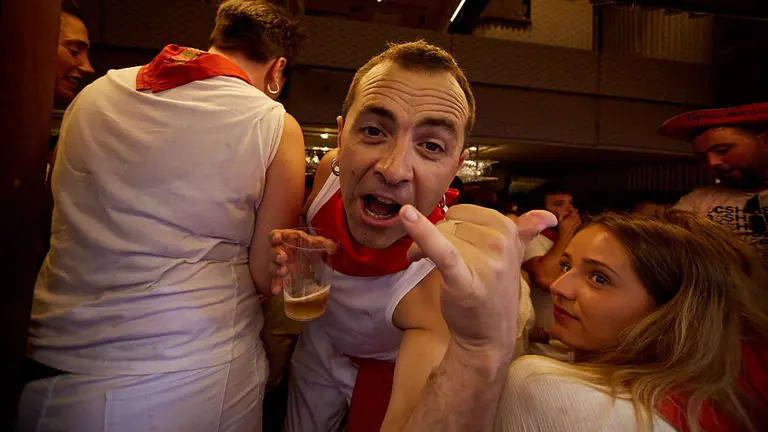 Ambiente por las calles de Pamplona tras el Chupinazo 2019. IÑIGO ALZUGARAY