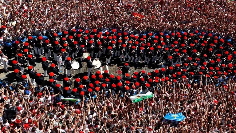 Pamplona celebra ya sus Sanfermines tras el tradicional Chupinazo desde la Plaza Consistorial. AFP / REUTERS